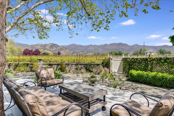 Fountain and French manicured garden at Chateau de Vie